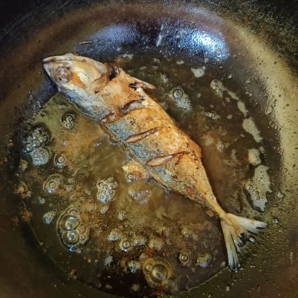 Goreng ikan kembung hingga matang.