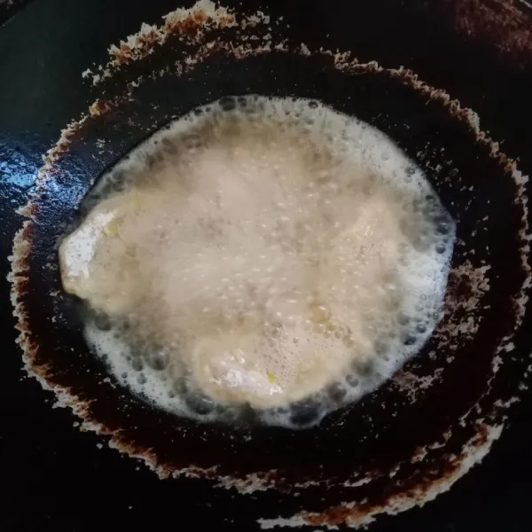 Goreng dalam minyak panas sampai kecoklatan.