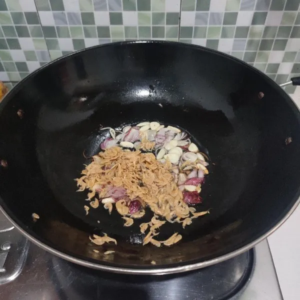Masukkan udang rebon, tumis hingga tericum wangi yang khas.