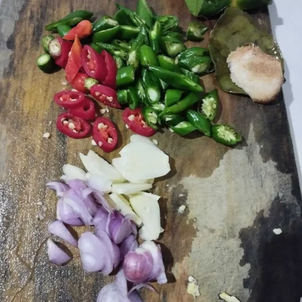 Rajang semua bumbu, sisihkan.