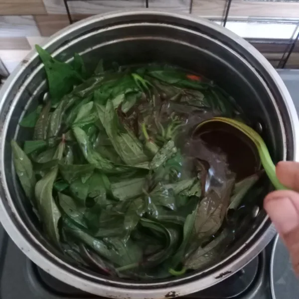Kemudian masukkan daun ubi jalar, aduk rata. Masak sebentar sampai layu.