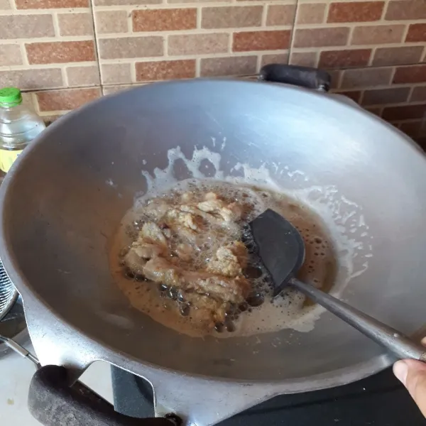 Goreng dalam minyak panas, api sedang hingga kekuningan (setengah matang), angkat dan tiriskan.