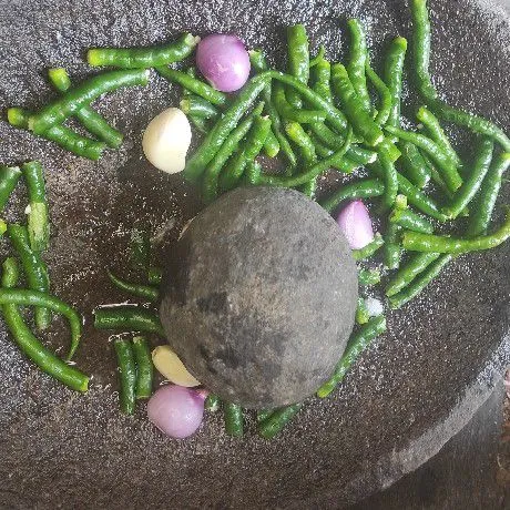 Ulek cabe hijau, bawang merah, bawang putih, jahe, lengkuas dengan sedikit garam.