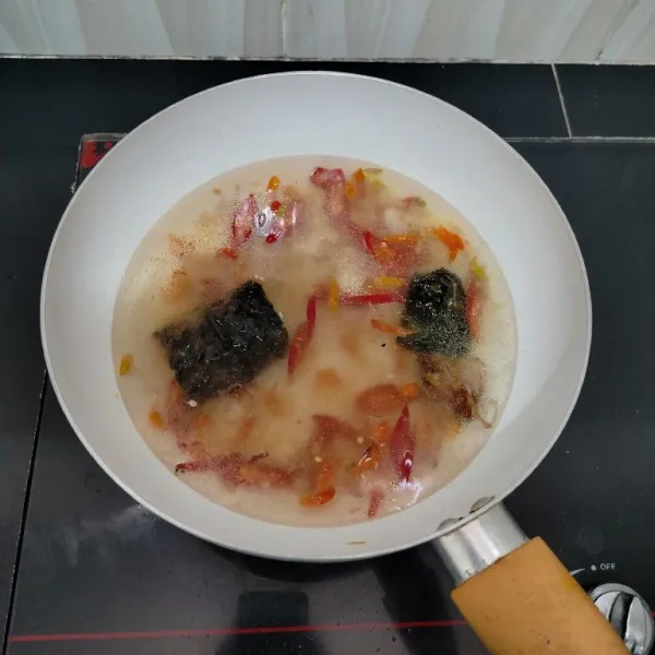 Masukkan air, masak hingga mendidih.