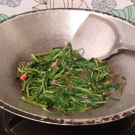 Aduk rata dan tambahkan garam, kaldu bubuk. Aduk-aduk hingga tercampur rata, masak sebentar asal kangkung layu. Koreksi rasa, angkat dan sajikan.