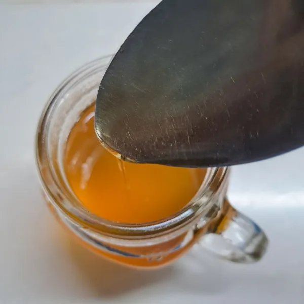 Beri madu secukupnya, aduk rata lalu sajikan hangat.
