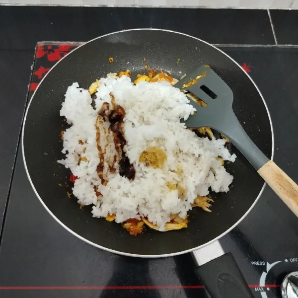 Kemudian masukkan nasi putih, saus tiram, kaldu bubuk dan garam, aduk rata.