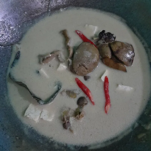 Masak sampai kuah menyusut dan berminyak, lalu taburi cabe merah iris.