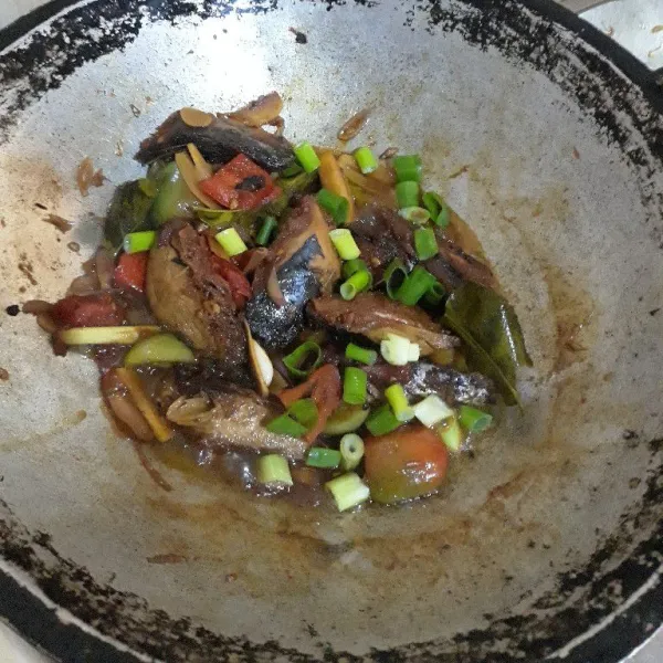 Masukkan ikan tongkol goreng, tunggu hingga bumbu meresap. Terakhir masukkan daun bawang, aduk sebentar lalu matikan kompor. Angkat dan sajikan selagi hangat.
