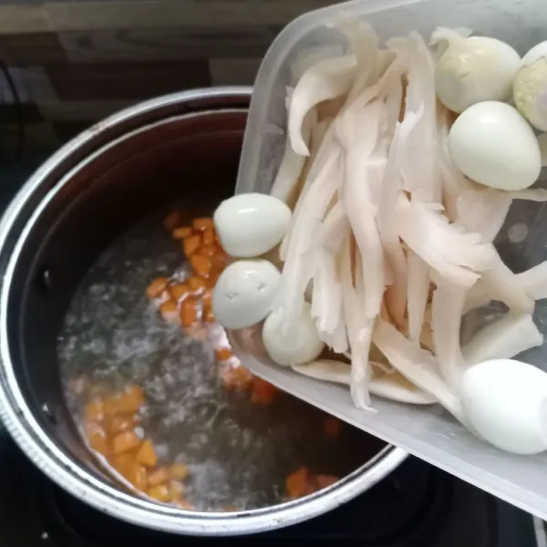 Masukkan jamur tiram dan telur puyuh. Bumbui dengan garam, kaldu bubuk dan bumbu sop instan.