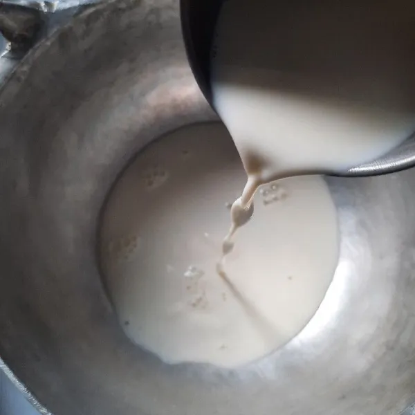 Masukan semua bahan kecuali tepung maizena, aduk-aduk.