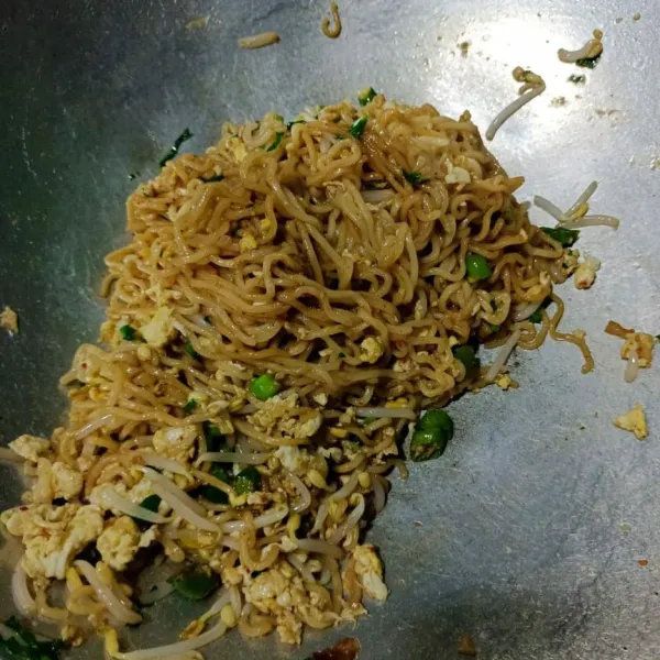 Aduk hingga tercampur rata. Angkat dan sajikan.