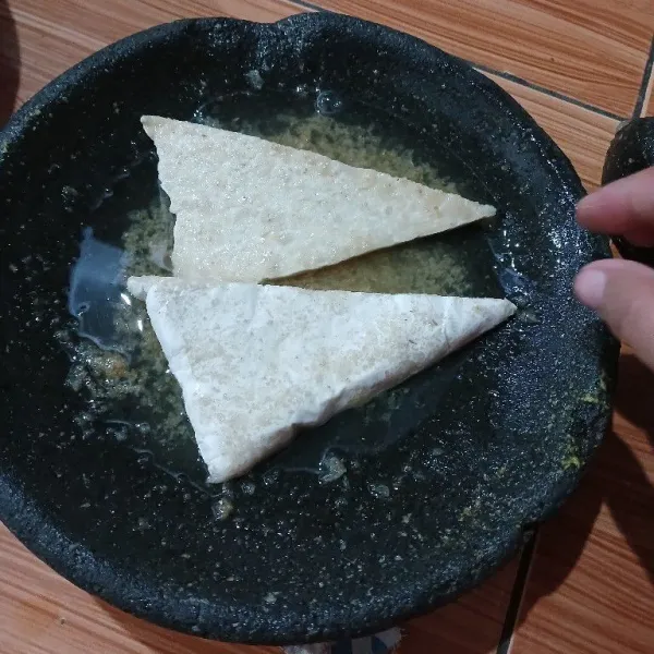 Masukkan tempe gembus ke dalam rendaman bawang putih kemudian sisihkan.