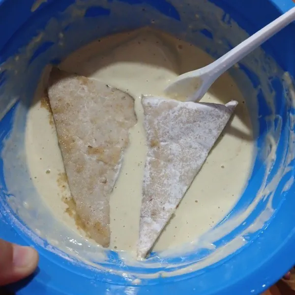 Masukkan tempe yang sudah direndam air bumbu ke dalam adonan tepung, bolak-balik hingga rata.