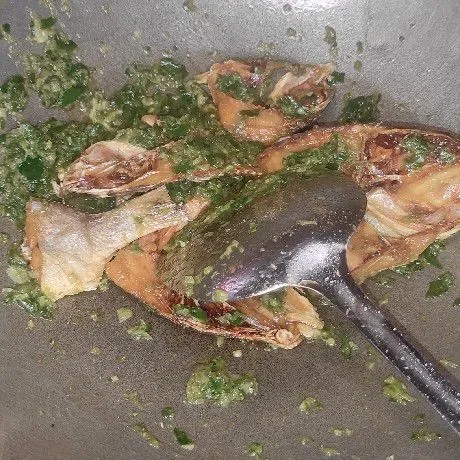 Matikan kompor lalu masukkan ikan asin yang sudah digoreng, aduk-aduk sampai rata dan siap untuk disajikan.