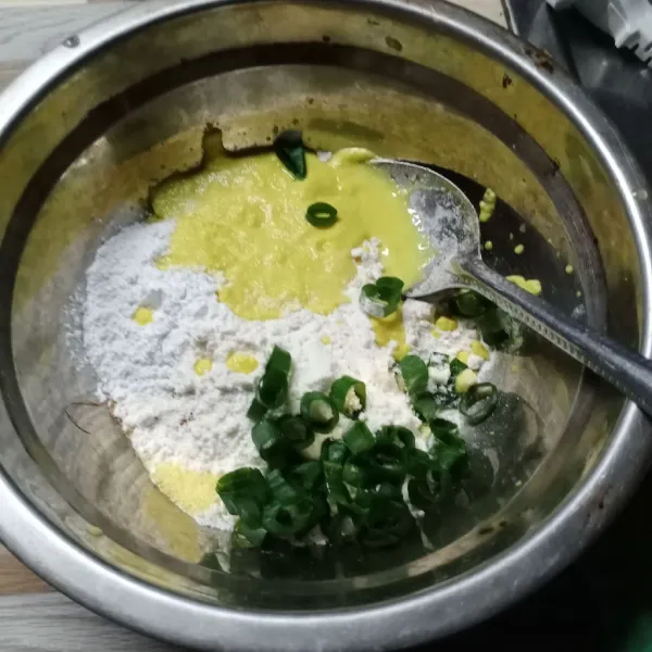 Dalam wadah masukkan terigu, tepung beras, bumbu halus, daun bawang, garam dan kaldu bubuk.