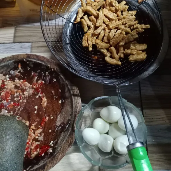 Siapkan bahan yang akan diolah. Haluskan bawang merah, bawang putih dan cabe rawit.