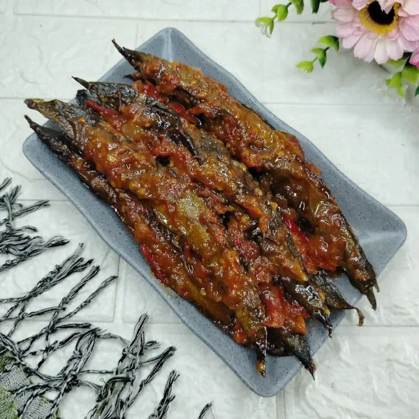 Tuang sambal ikan sili ke dalam piring dan sajikan.