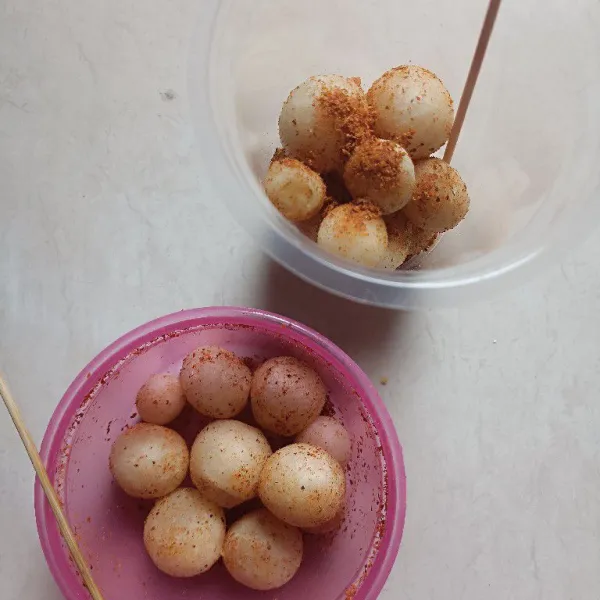 Taburi dengan bubuk cabai, sajikan.