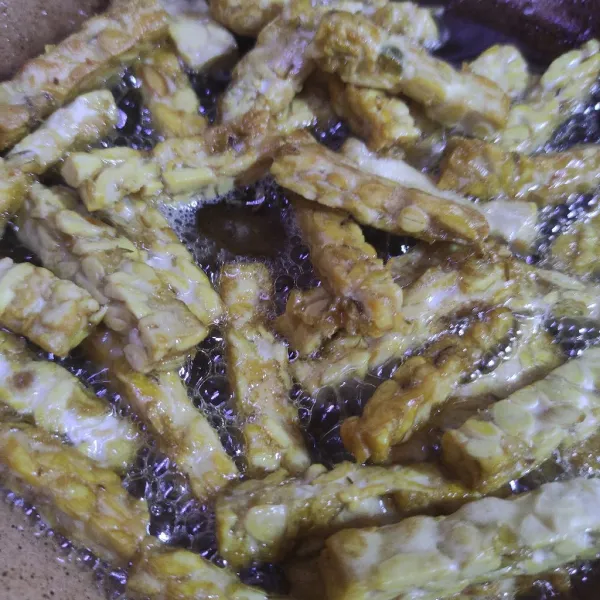 Potong tempe sesuai selera dan goreng setengah matang lalu tiriskan.