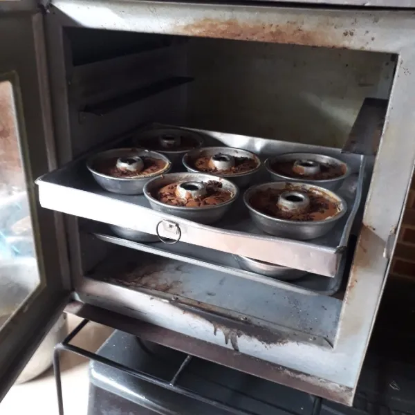 Panggang dalam oven yang sudah dipanaskan dengan api sedang hingga matang selama 20 menit rak bawah dan 15 menit rak atas, sesuaikan dengan oven masing-masing. Angkat dan sajikan.