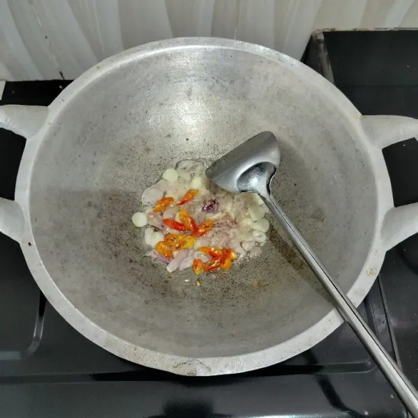 Lalu masukkan cabai rawit, tumis hingga layu.
