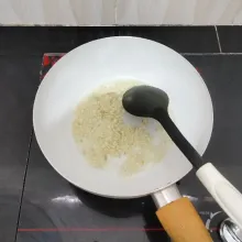 Panaskan minyak sayur, tumis bawang putih hingga harum.