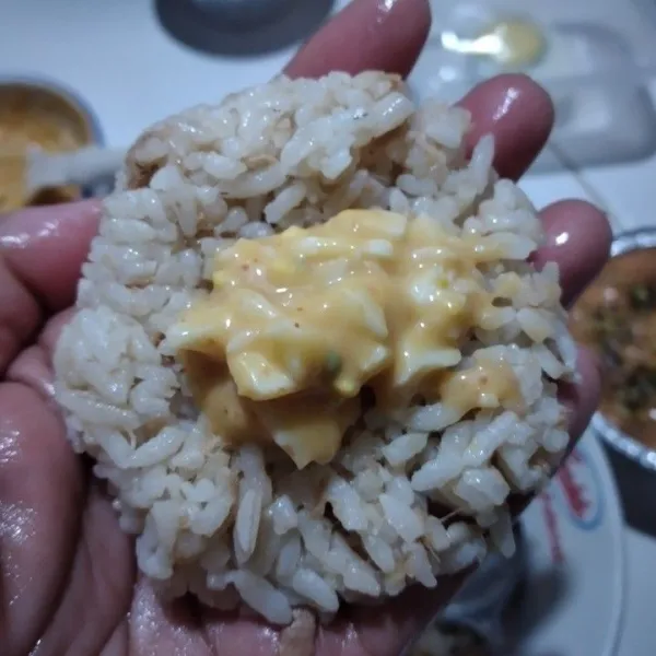Isi dengan campuran telur rebus mayonnaise, bulatkan kembali sambil dibentuk segitiga, padatkan.