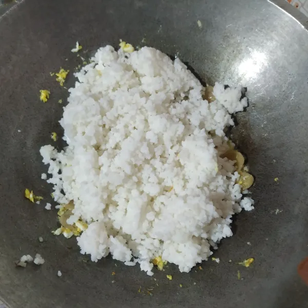 Masukkan nasi.