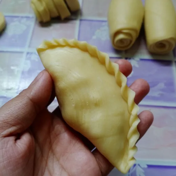 Pilin pinggirannya dengan rapi. Lakukan sampai selesai.