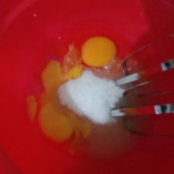 Mixer dengan speed tinggi gula pasir, sp, telur dan garam sampai mengembang, putih, kental berjejak.