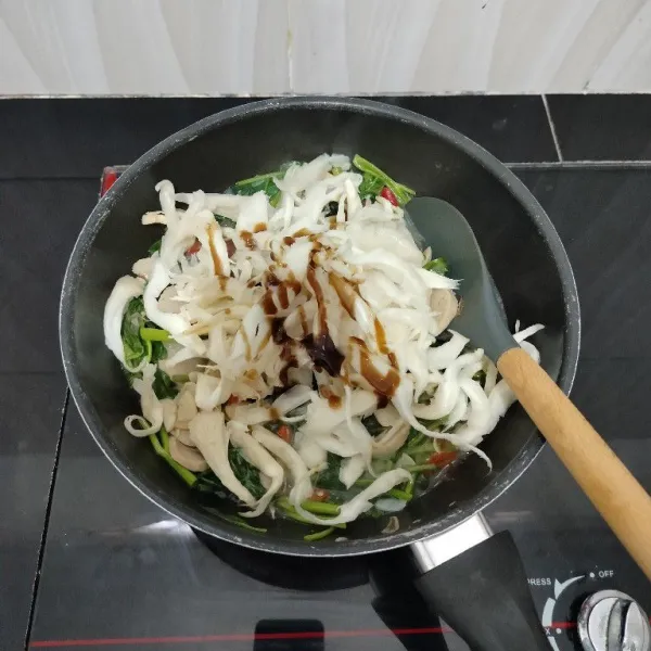 Terakhir masukkan jamur tiram dan saus tiram, aduk rata.