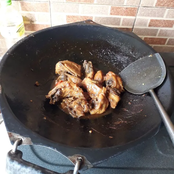 Masak hingga matang dan bumbu mengental, angkat dan sajikan.