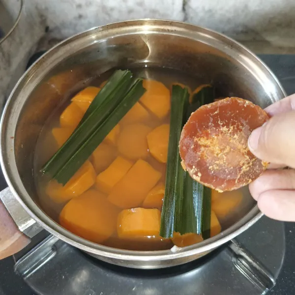 Bila ubi sudah empuk, masukkan gula merah, gula pasir dan garam, masak sampai gula larut.