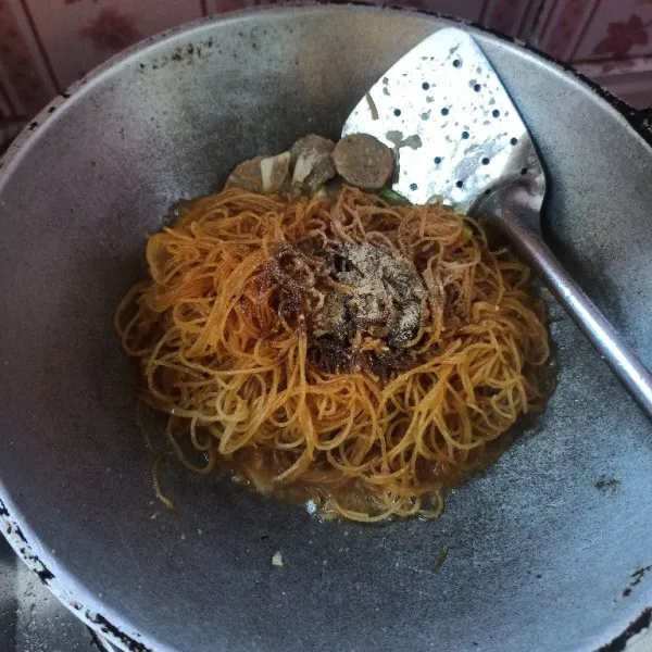 Setelah itu tambahkan sedikit air kemudian masukkan bihun lalu bumbui dengan saus tiram, lada bubuk, kaldu bubuk dan kecap manis secukupnya. Aduk hingga tercampur rata.