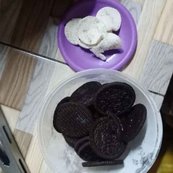 Pisahkan biskuit coklat dari creamnya.