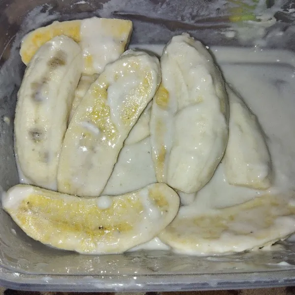 Celupkan pisang ke dalam adonan basah.