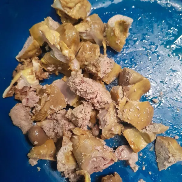 Potong-potong ati ayam.