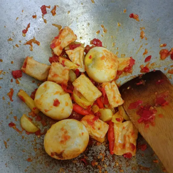 Masukkan telur, tahu dan kentang.