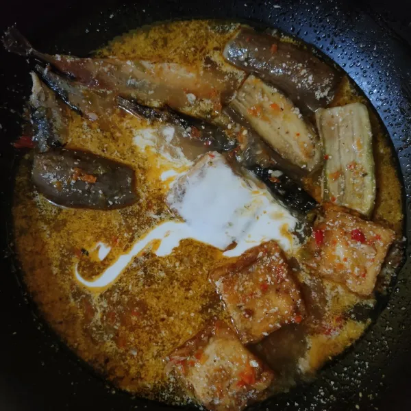 Masukkan santan, aduk rata. Masak hingga mendidih kembali, matikan api. Angkat dan sajikan.