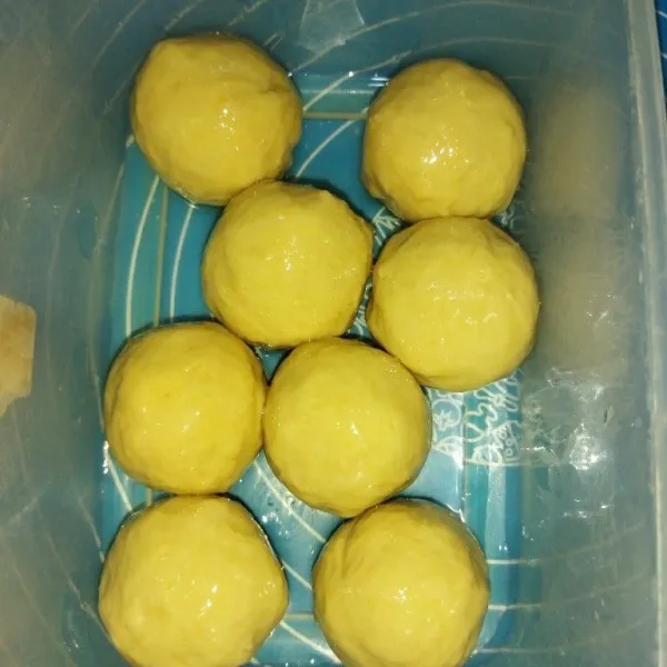 Bagi adonan menjadi 8 bagian, bulatkan. Celupkan setiap bulatan ke dalam minyak goreng, angkat, lalu simpan dalam wadah tertutup, rendam dengan sedikit minyak goreng.