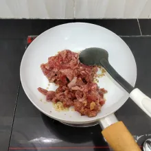 Lalu masukkan daging sapi, tumis hingga berubah warna.