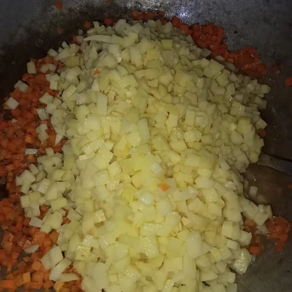 Kemudian masukkan kentang, tambahkan gula, garam dan kaldu jamur.