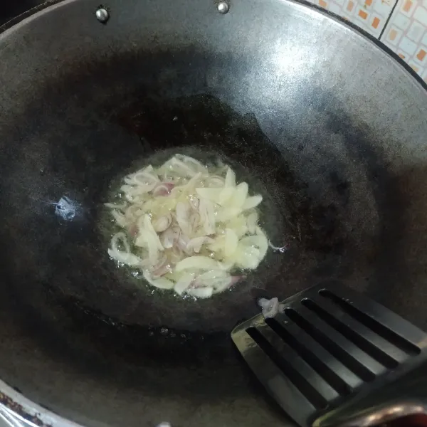 Tumis bawang merah dan bawang putih sampai layu dan harum.