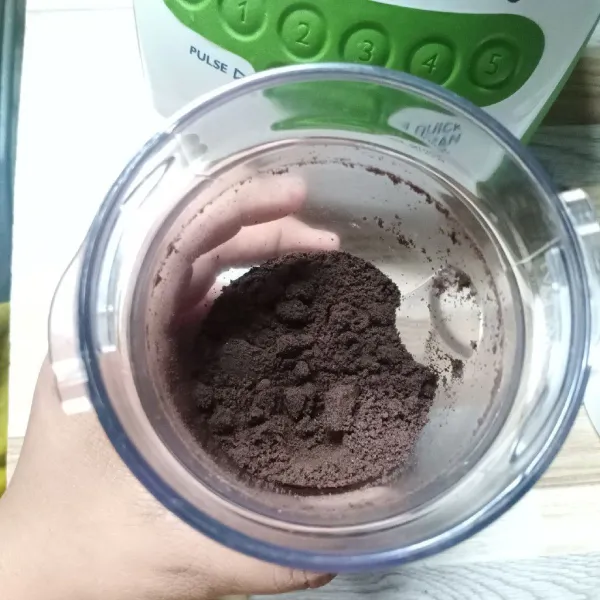 Kemudian hancurkan menggunakan blender.