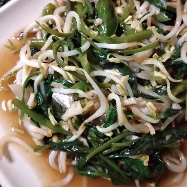 Siap disajikan, kunci dari memasak cepat dengan api besar menjadikan kangkung dan tauge matang, tidak lembek dan teksturnya masih bisa dipertahankan.