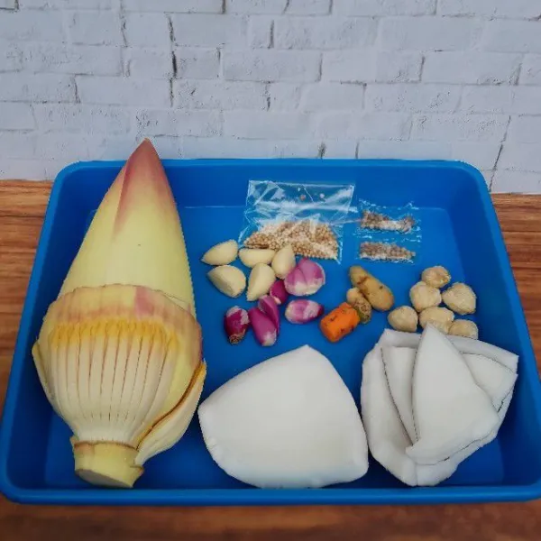 Siapkan bahan. Belah jantung pisang, kemudian rebus ke dalam air garam.