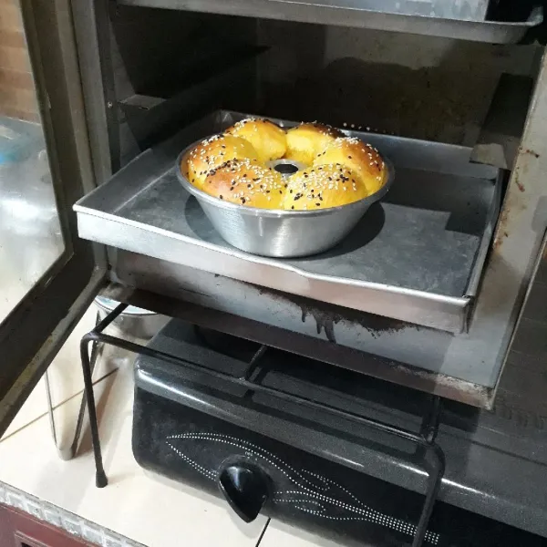 Panggang dalam oven yang sudah dipanaskan, gunakan api sedang hingga matang, 25 menit rak bawah dan 15 menit rak atas, sesuaikan dengan oven masing-masing. Setelah matang, angkat dan sajikan.