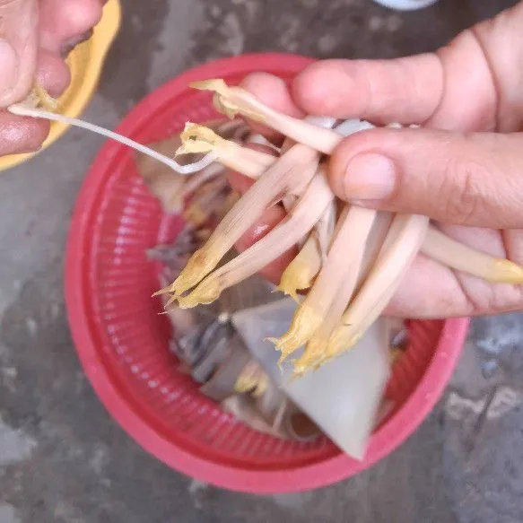 Angkat jantung pisang, peras dan pisahkan dengan serat jantung.