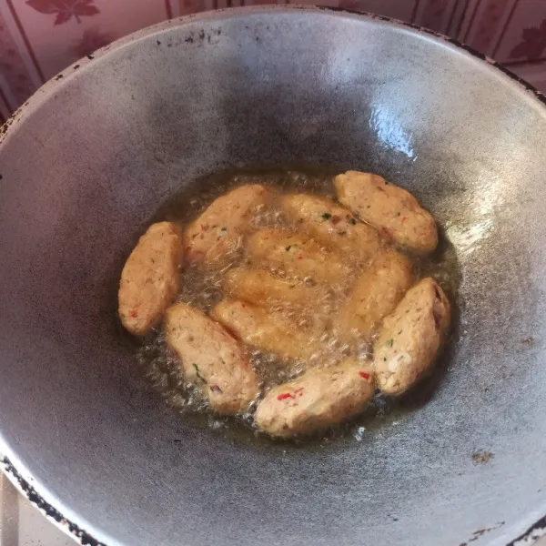 Panaskan minyak goreng secukupnya kemudian masukkan mendol lalu goreng hingga kecokelatan. Setelah matang merata, angkat dan sajikan selagi hangat.